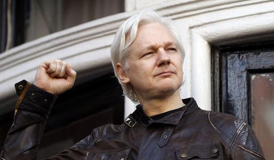 Porque é que o hacker e fundador do WikiLeaks Julian Assange enfrenta a extradição para os EUA?